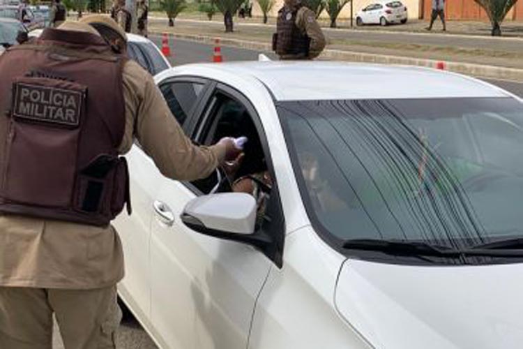 Oito toneladas de alimentos são arrecadadas em drive-thru solidário em Vitória da Conquista