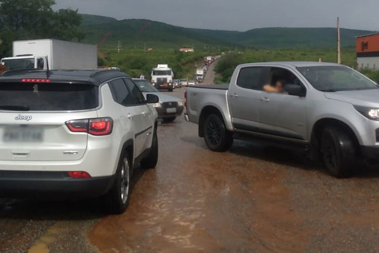 Cratera impede passagem de veículos na BA-026 em Contendas do Sincorá