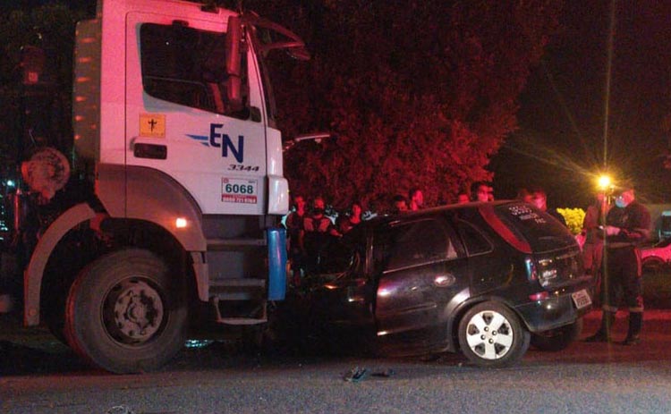 Itamaraju: Homem morre após carro que dirigia bater de frente com carreta na BR-101