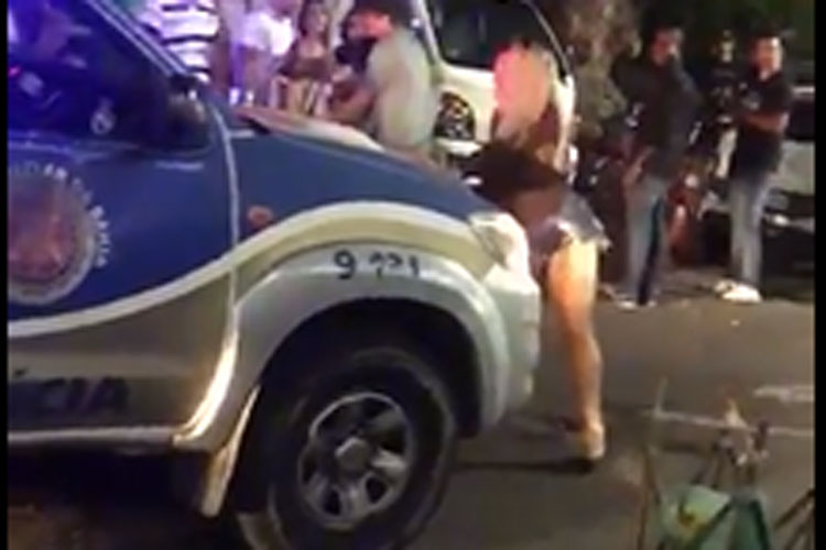 Vídeo: Mulher rebola e faz dança sensual em frente a viatura da PM