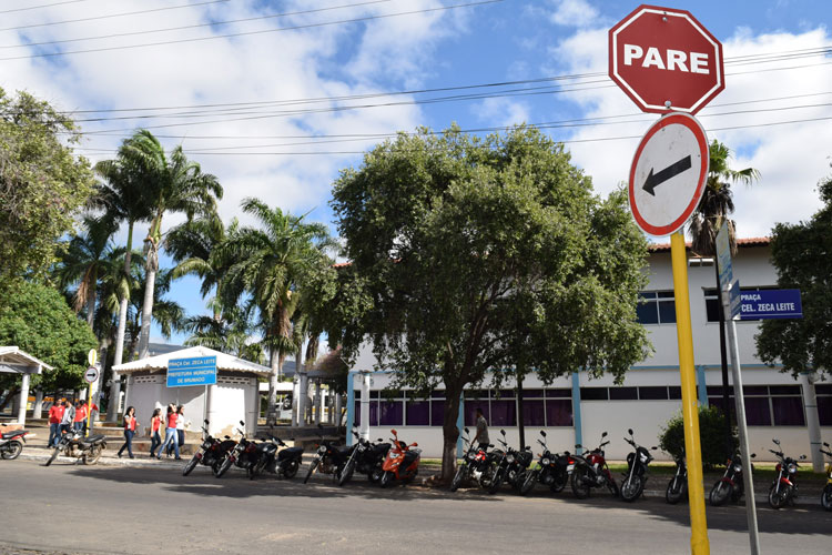 Brumado: Placa indica tráfego dentro da Praça Coronel Zeca Leite