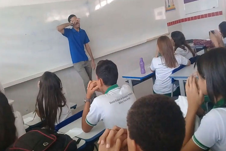 Alunos fazem rifa para ajudar professor que está há dois meses sem receber no interior do Ceará