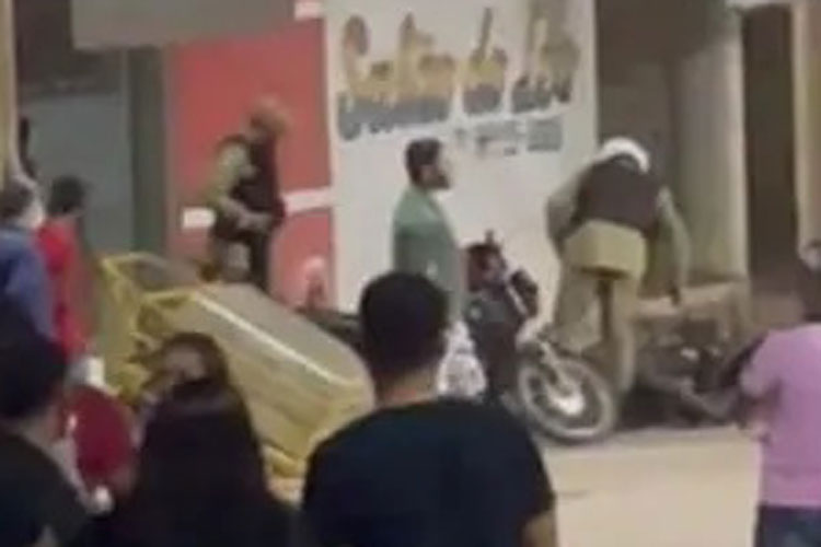PMs derrubam, chutam e destroem motos estacionadas em rua de Barra da Estiva