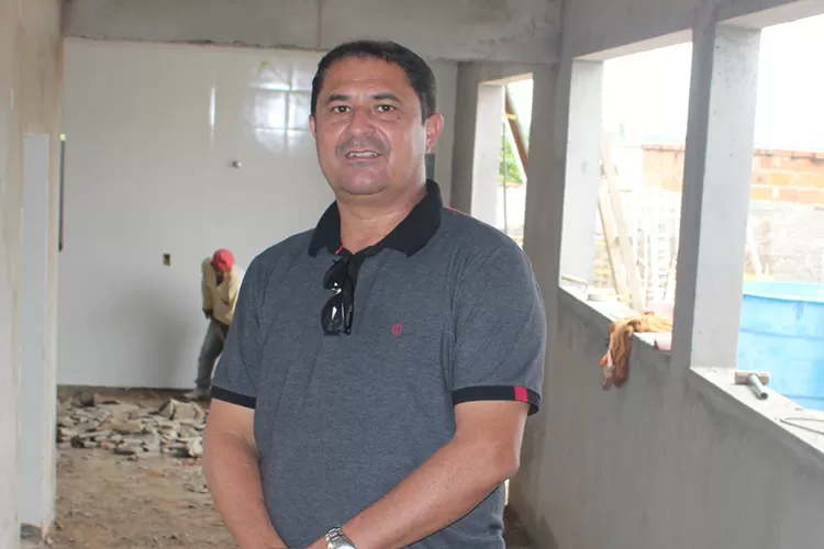 Prefeito de Malhada de Pedras anuncia construção de nova escola em Poço Dantas