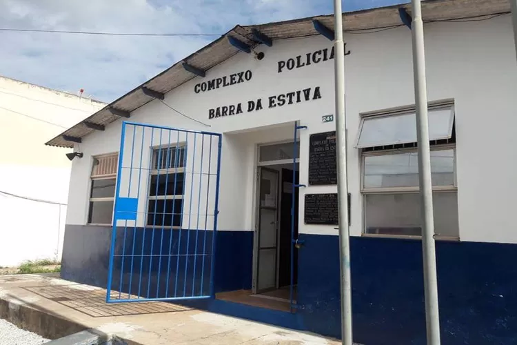 Barra da Estiva: Homem é morto a tiros e em fuga bandidos colidem moto em viatura da PM