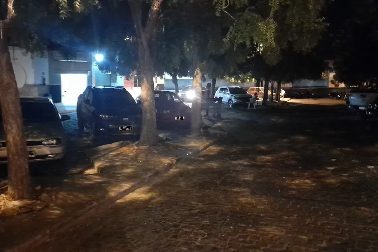 Vereador expõe estacionamento às escuras e falta de especialistas no hospital de Brumado