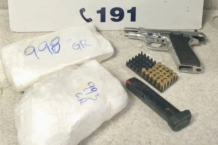 Passageira é presa com pistola calibre.380, 26 munições e 2kg de cocaína em Conquista