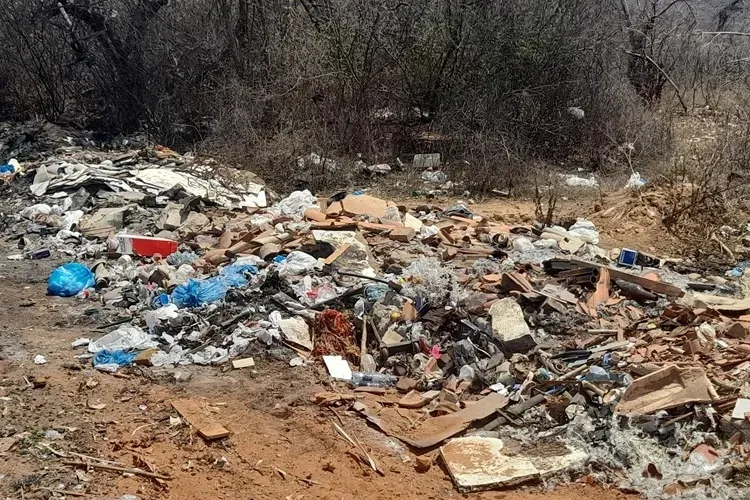 Brumado intensifica ações contra descarte irregular de lixo e alerta para riscos à saúde
