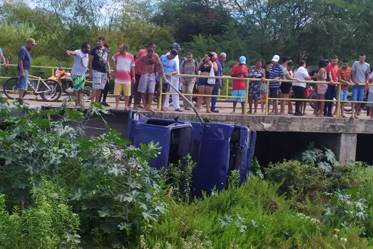 Desgovernado, veículo atinge pedestre e ambos caem de ponte na cidade de Brumado