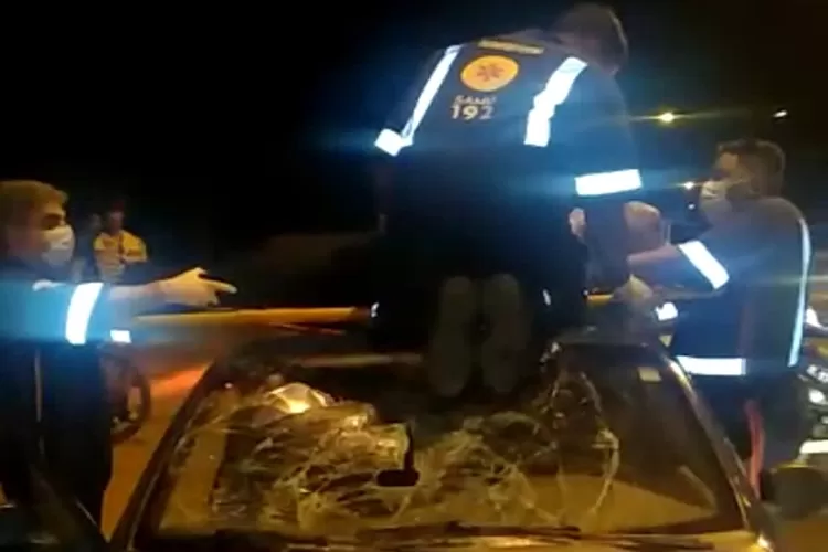 Após ser atropelado, idoso fica preso e é conduzido em teto de carro em Guanambi