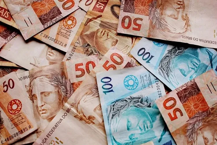 Previsão de salário mínimo de 2024 aumenta para R$ 1.421