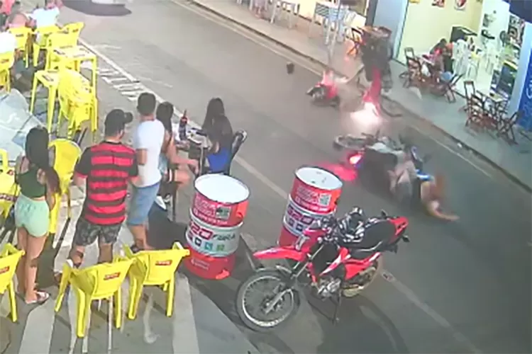 Vídeo: Motocicleta trafega pela contramão e provoca acidente em Guanambi