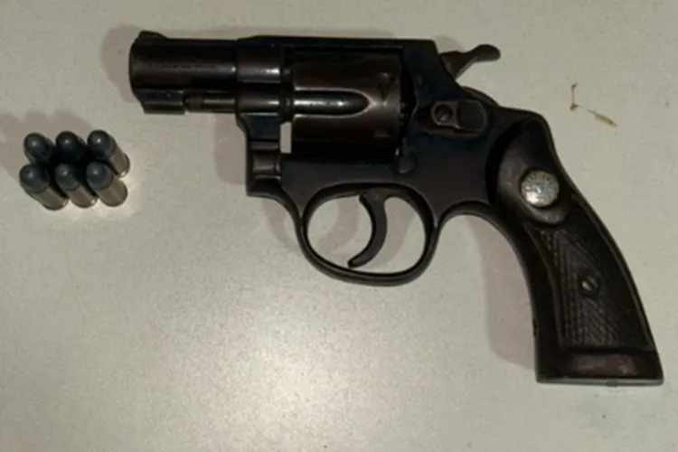 Mulher é presa com arma de fogo municiada em Riacho de Santana