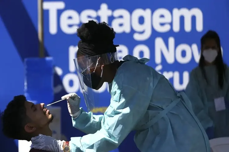 Casos de Covid-19 e mortes decorrentes da doença registram aumento no Brasil