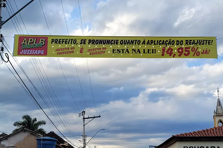 APLB cobra reajuste salarial dos professores durante folia de carnaval em Jussiape