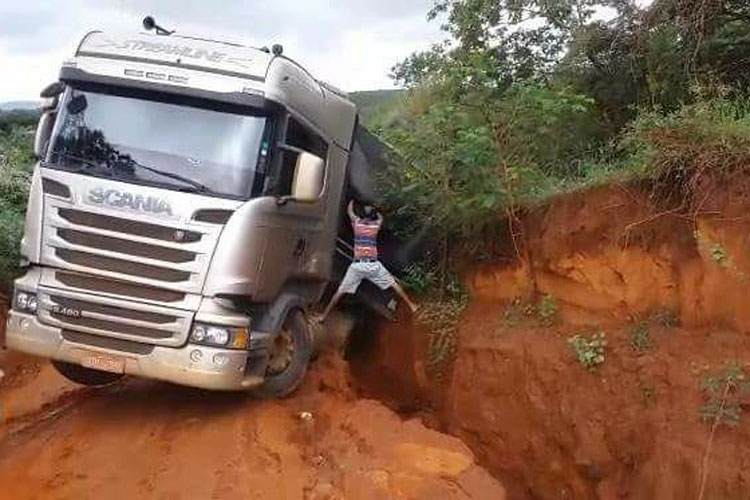 Carreta por pouco não é engolida por cratera em estrada vicinal em Rio do Antônio