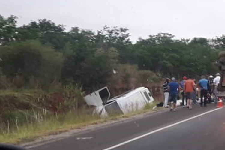 Van com funcionários da UTI de Brumado se envolve em acidente na BA-262; uma pessoa morre e 14 ficam feridas