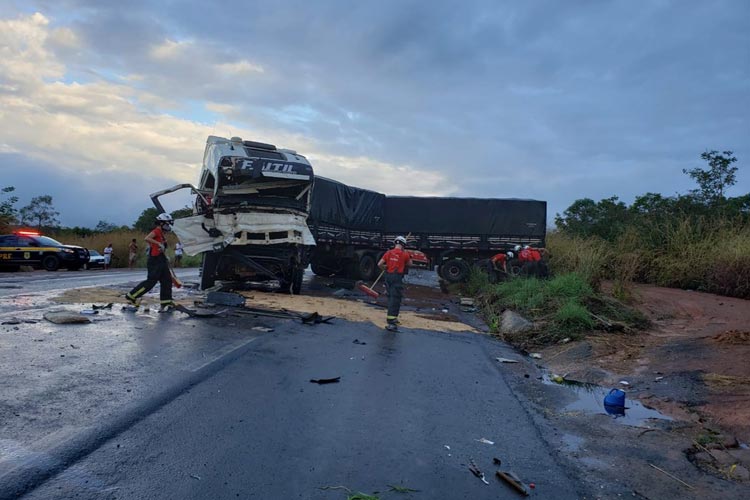 Dois caminhoneiros ficam feridos após batida entre carretas na BR-242 em Barreiras