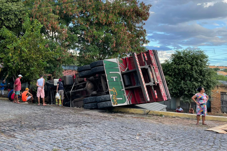 Caminhão carregado com telhas tomba na região da Feira Livre em Brumado