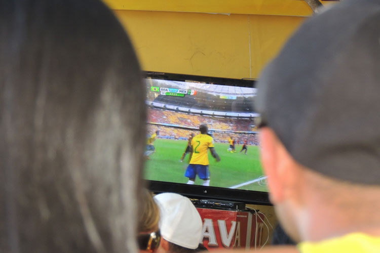 Brasileiro busca churrasqueira, TV e sofá para assistir à Copa em casa