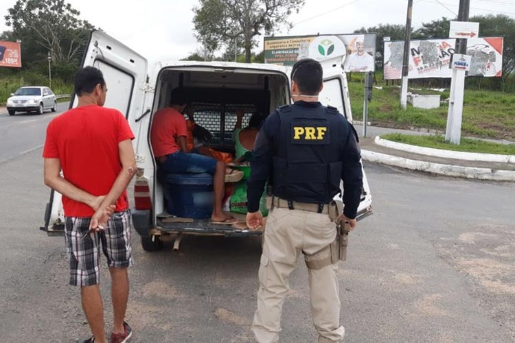 BR-101: Motorista de furgão é flagrado realizando transporte irregular de passageiros