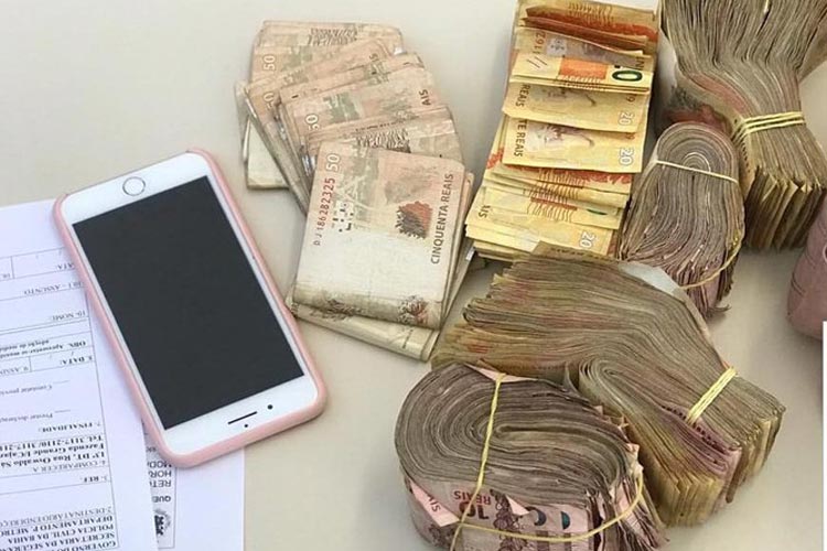 Suspeita de integrar grupo criminoso é detida com R$ 15 mil em bolsa na BR-324