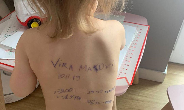 Mãe escreve na filha por medo de perdê-la na guerra na Ucrânia