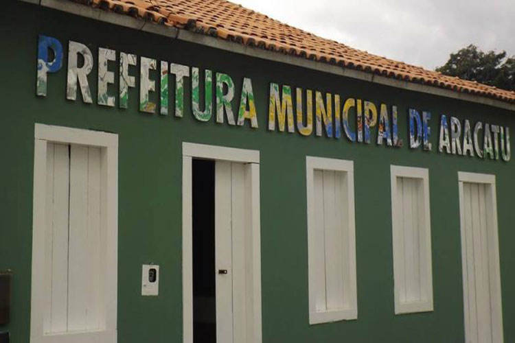 Prefeitura de Aracatu descarta concursados e contrata professores gerando protestos