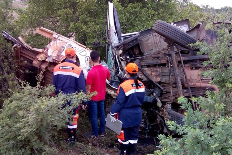 BR-324: Batida entre caminhão e carro funerário deixa mortos em Riachão do Jacuípe