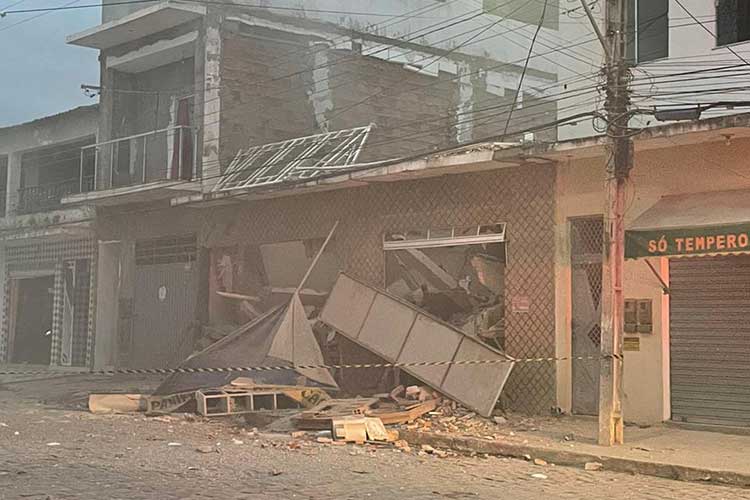 Com rachaduras, moradores deixam residências ao lado de padaria que explodiu em Tanhaçu