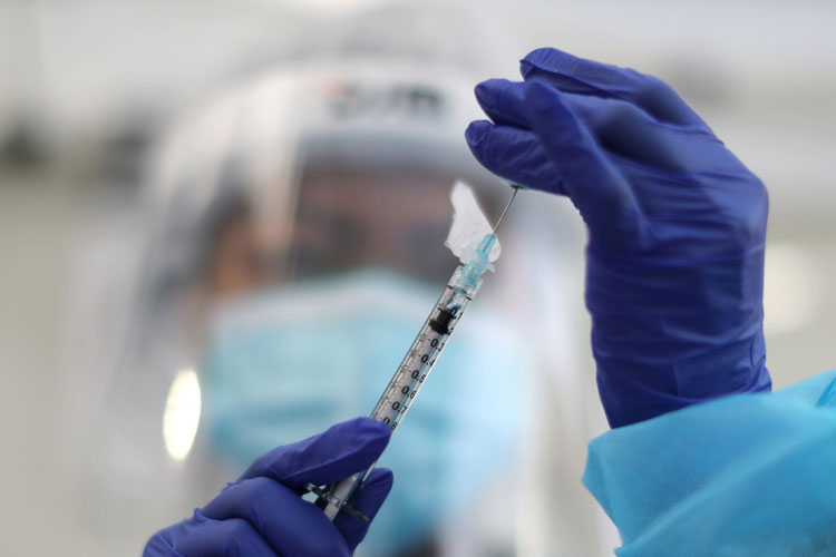 Vacina da Pfizer é capaz de neutralizar variantes, indicam testes