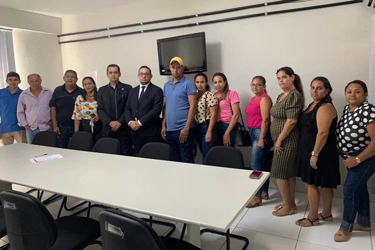 Prefeitura de Aracatu ignora concursados, incha educação com contratados e MP-BA é acionado