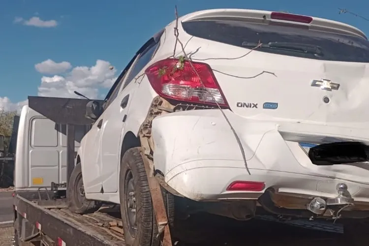 Guanambi: Motorista capota carro após perder controle da direção e descer em ribanceira