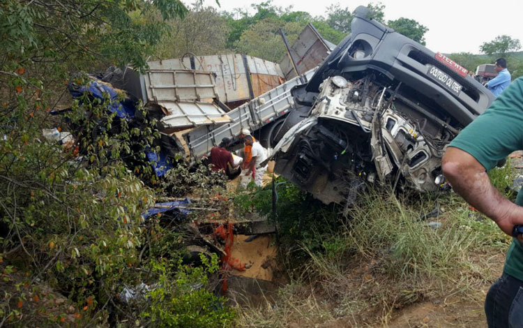 Três pessoas morrem após batida entre caminhão e carreta na BR-242 na Chapada Diamantina