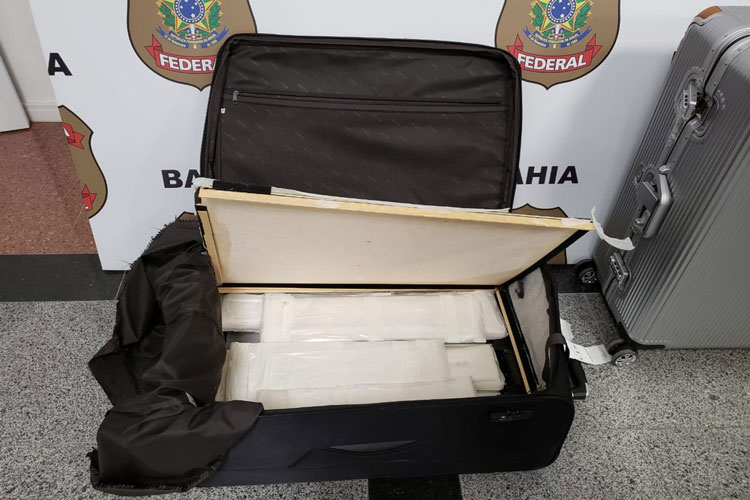 Casal é preso no aeroporto de Salvador 18 kg de cocaína em fundo falso de malas