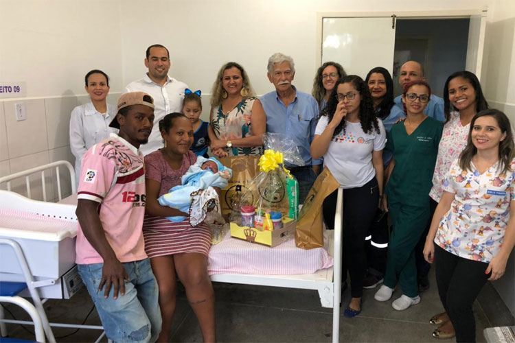 Brumado: Prefeito e secretário de saúde entregam chave simbólica para Bebê Prefeito 2019