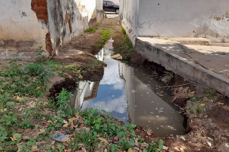 Brumado: Obra de esgoto não concluída gera transtorno na Rua Horácio Guanais