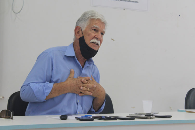 Brumado: Para reintegrar servidores aposentados, prefeito exonera três secretários administrativos
