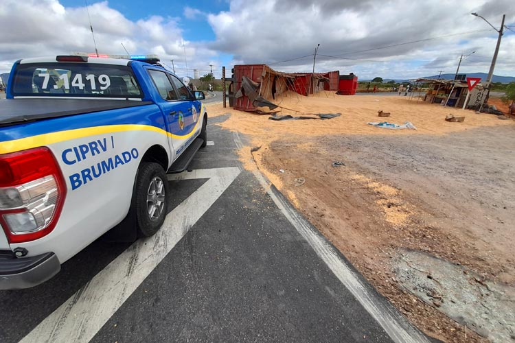 Brumado: Carreta com carga de milho tomba na BR-030; motorista fugiu do local