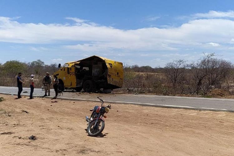 Grupo armado rende seguranças, explode carro-forte e rouba dinheiro no norte da Bahia