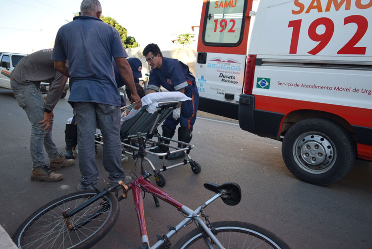 Brumado: Bicicletas se enroscam e acidente deixa operário ferido na João Paulo I