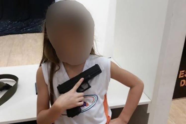 Deputado estadual do Espírito Santo publica foto de filha de 10 anos com pistola