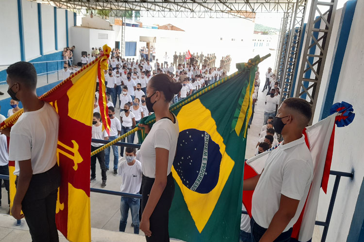 Brumado: Solenidade em escola cívico-militar marcou o Dia da Bandeira