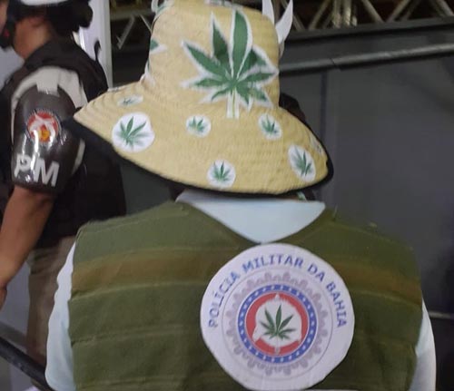 Homem é detido usando fantasia que mostrava maconha em brasão da PM