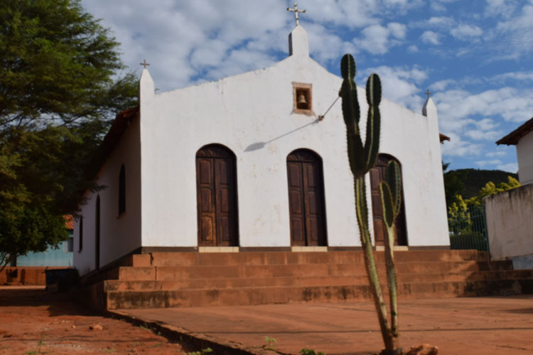 Brumado: Criminosos arrombam igreja do Distrito de Ubiraçaba e levam imagens raras