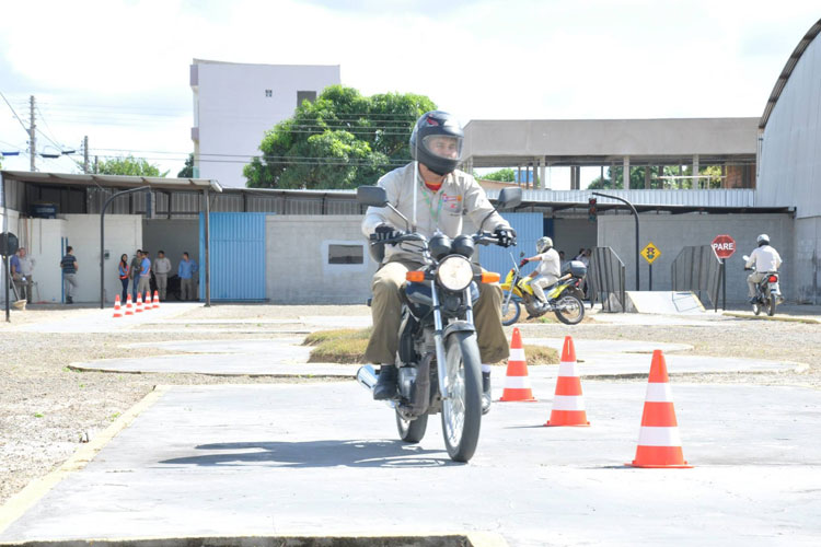 CNH para moto e 'cinquentinha' terá aulas e exames nas ruas