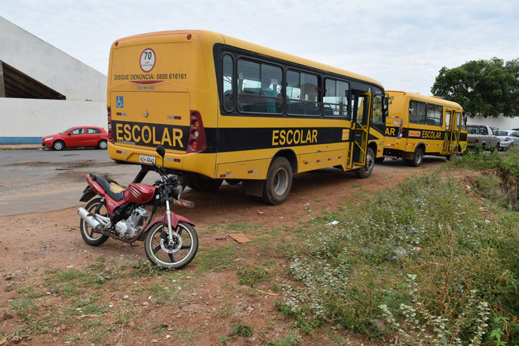 Transporte escolar é utilizado para transportar garotos para peneira do Vasco em Brumado