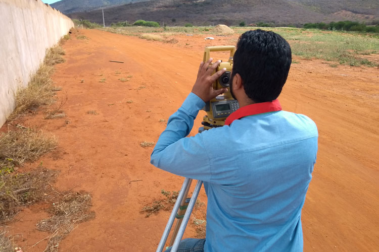 Brumado: Realizada topografia para construção de muro na área destinada à policlínica regional