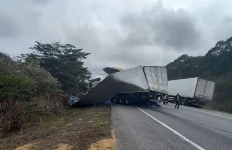 Motorista de carreta morre após bater em caminhão na BR-116 em Vitória da Conquista