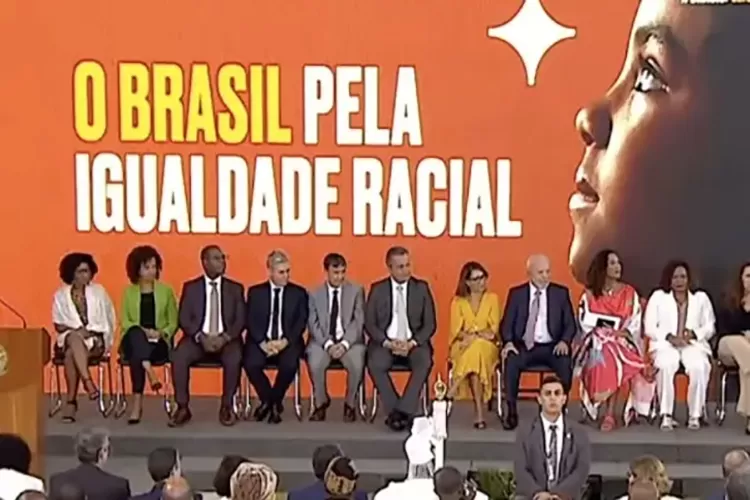Presidente Lula assina decreto que reserva 30% dos cargos na administração pública para negros